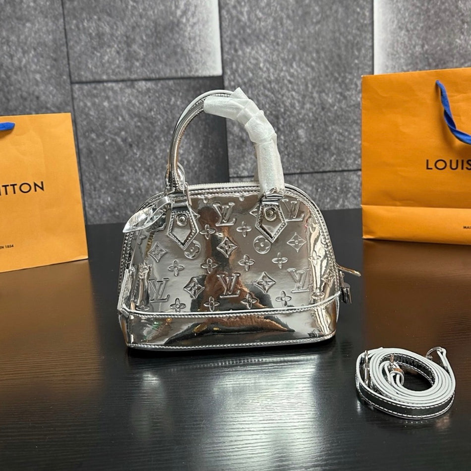 Hobyo Beach Resort Purse